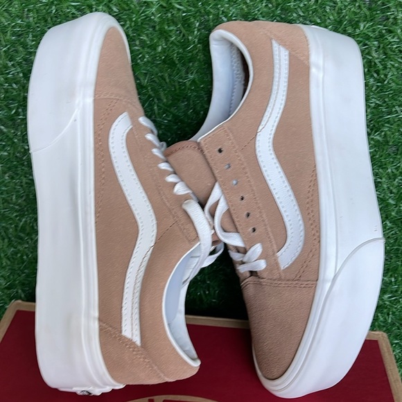 Vans WMNS Old Skool Stacked  Soft Suede Burro/True White 
VN0A7Q5MB69
Platforms - Picture 11 of 16